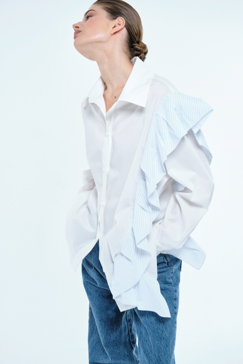 Рубашка с воланом из итальянского хлопка Хлопковая рубашка оверсайз кроя с контрастным воланом. Рубашка украсит даже самый простой образ, добавив нотку свежести.
